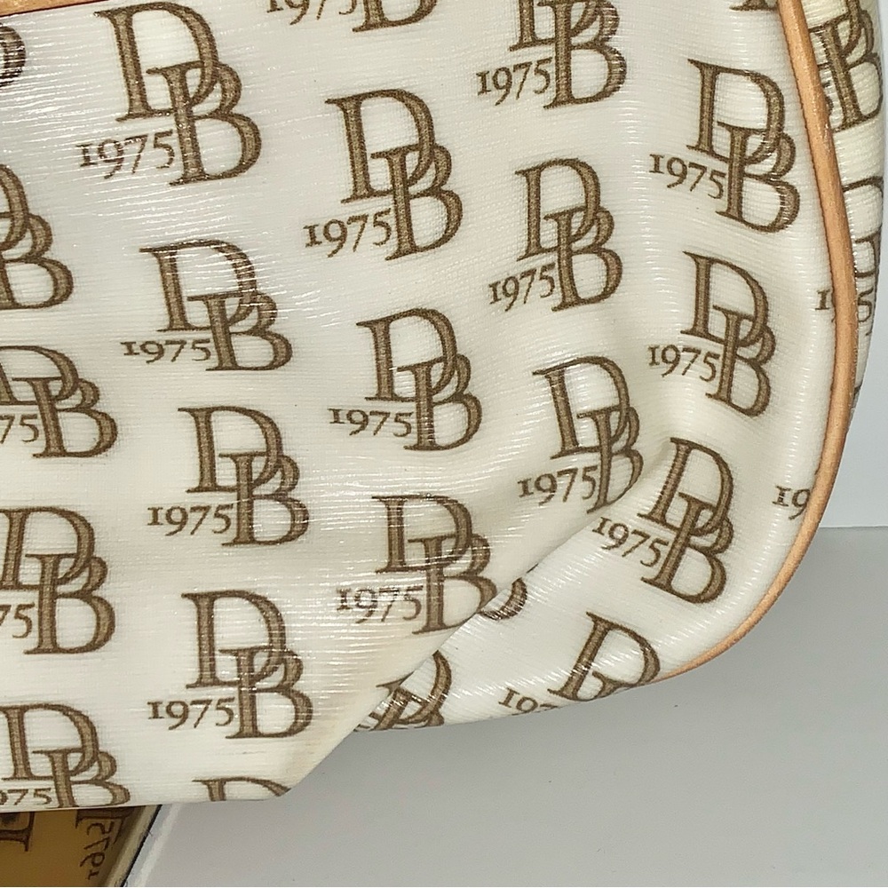 Dooney and Bourke 1975 collection signature cream patent leather shoulder bag - Picture 7 of 10